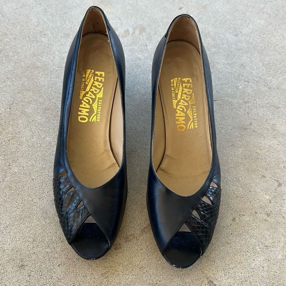 Salvatore Ferragamo Peep Toe Leather Pumps Made in Florence Italy Women’s Size 8